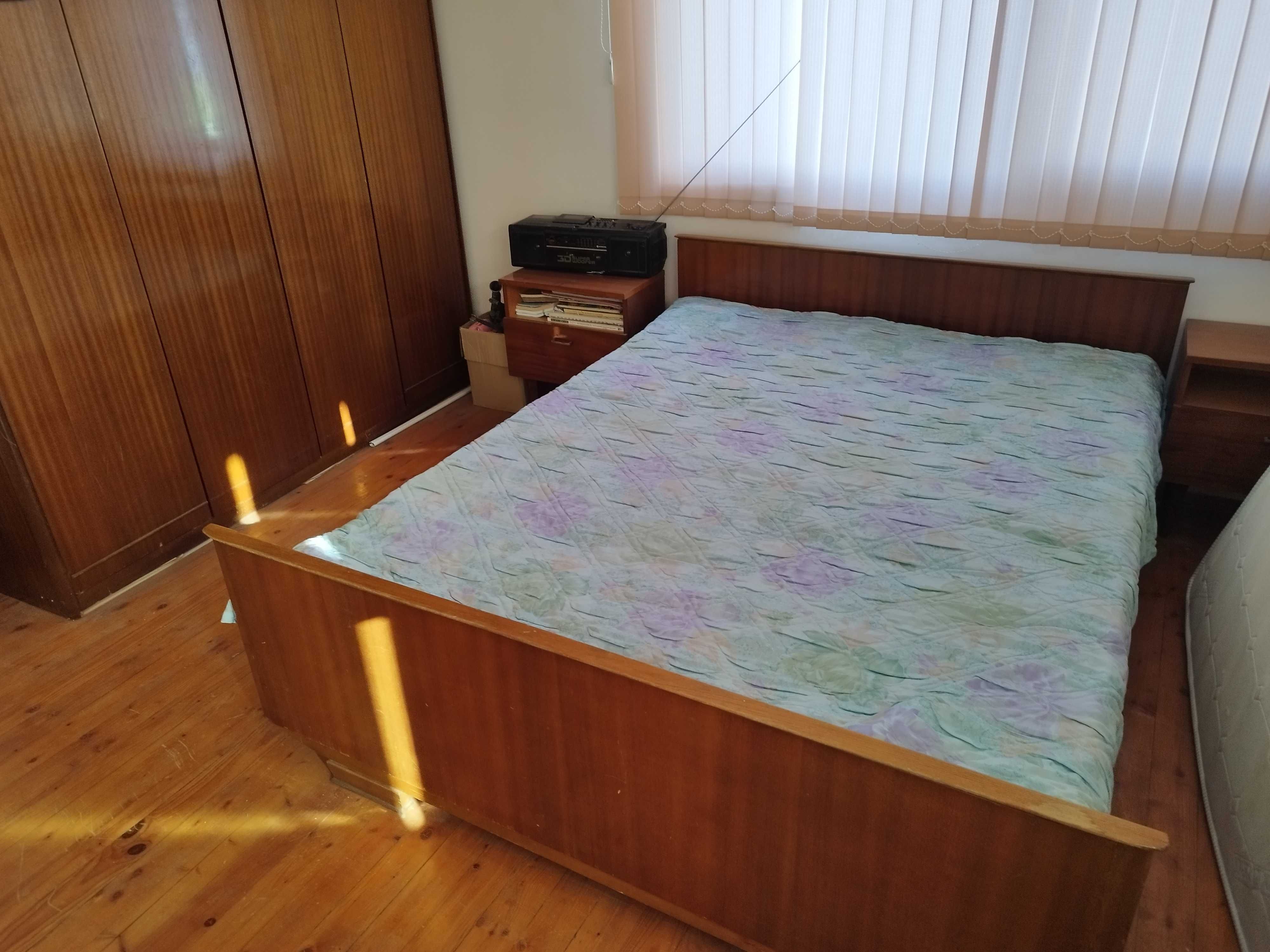 Продавам спалня и гардероб
