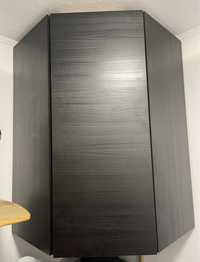 ъглов стенен шкаф с рафтове