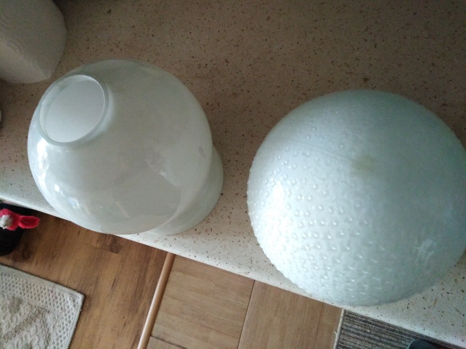 Лампиони, остана само този в дясно