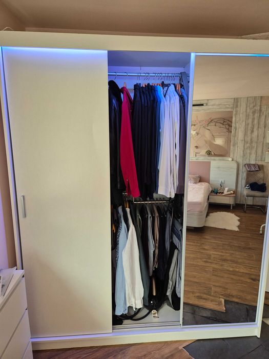 Модерен гардероб с LED осветление и огледална врата, стилен акцент