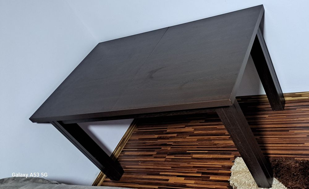 Masa de sufragerie extensibila 8-10 persoane.