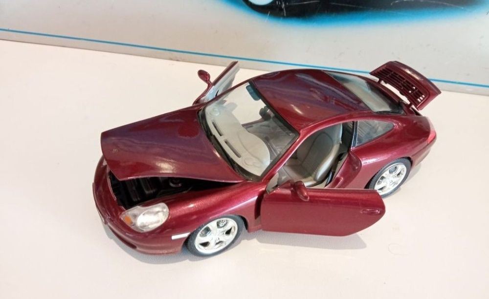 Porsche Carrera 911

Scara 1/18

Bburago

Pozele reflectă realitatea.