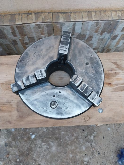 Vând universal strung 250 mm