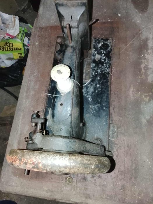 Vând mașină de cusut