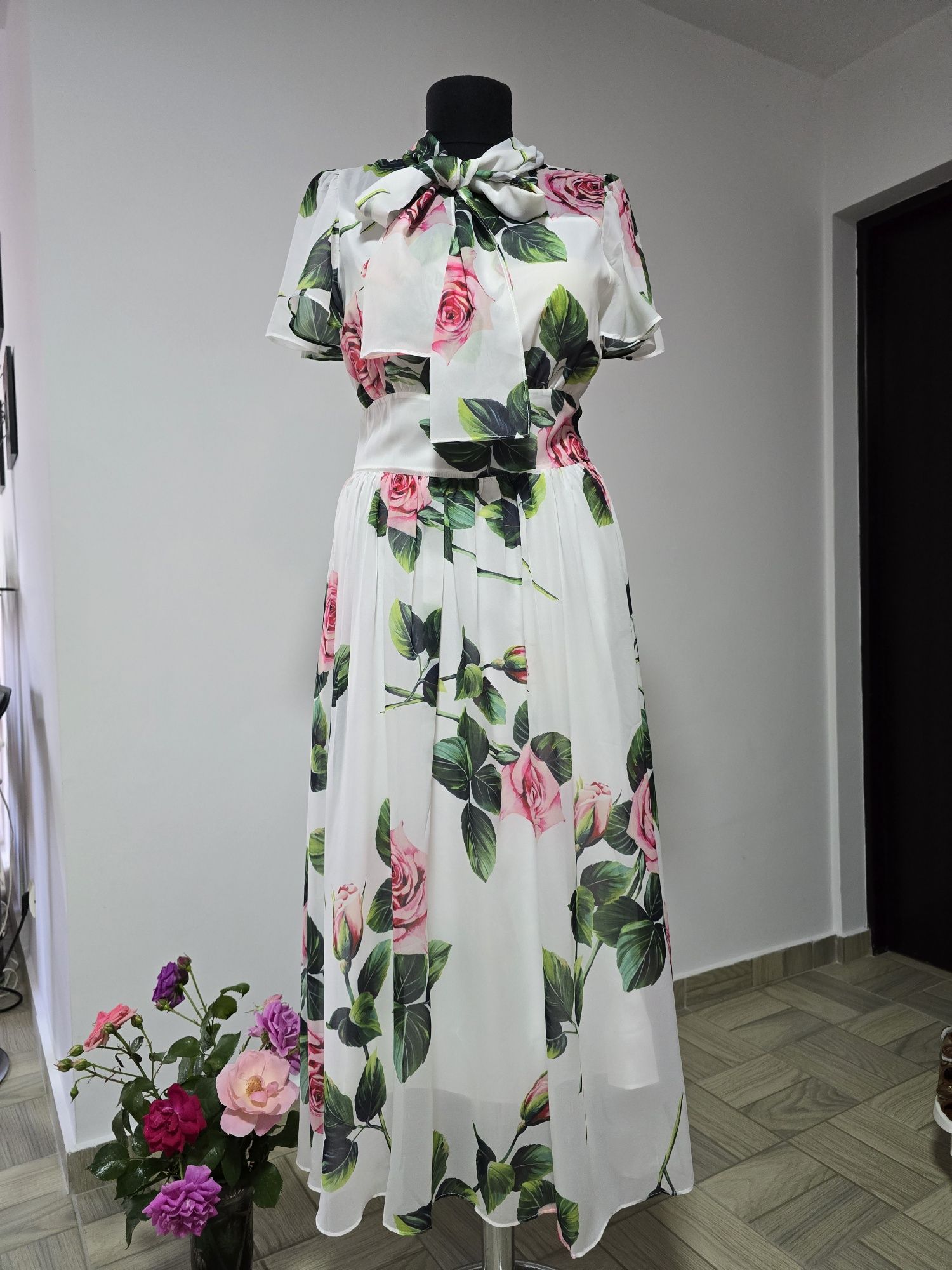 Rochie superba, model cu trandafiri, funda in zona bustului