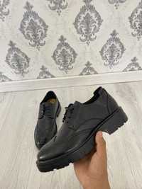Кожаные мужские туфли броги в черном цвете