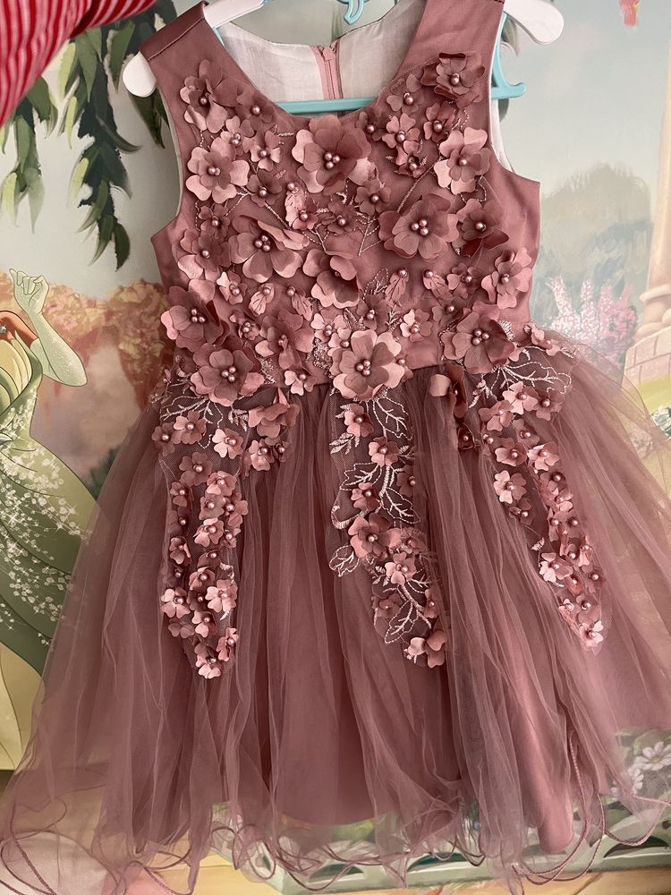 Детска рокля с 3Д релефни цветя 5-6 год.