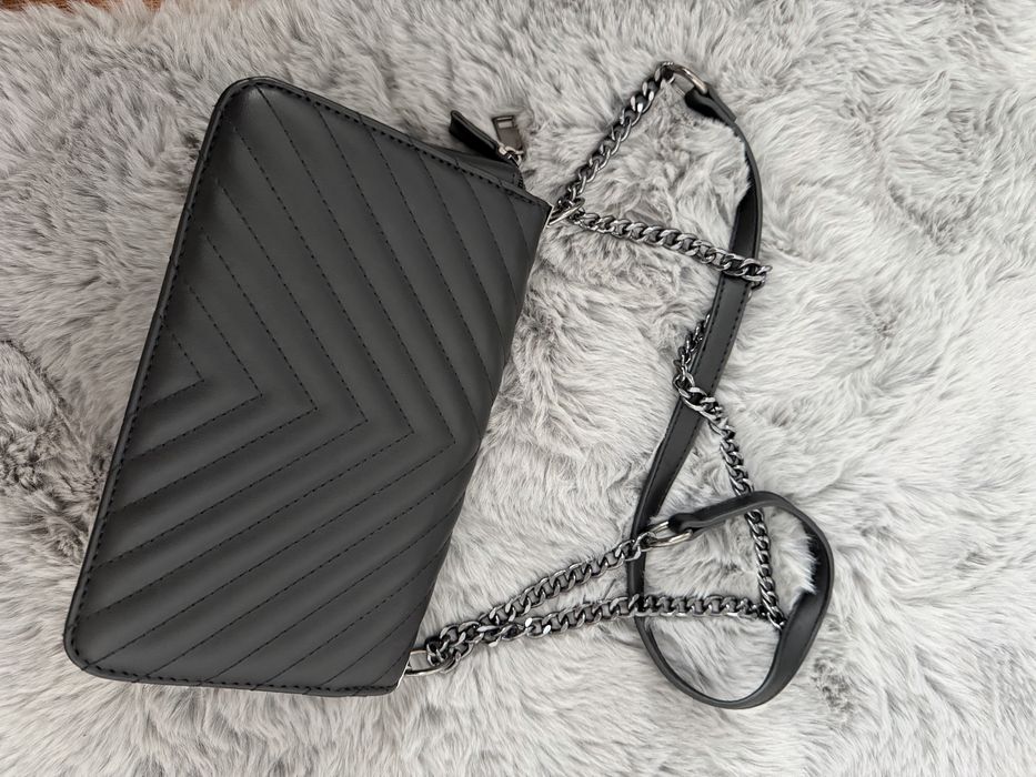 Черна чанта носена само веднъж