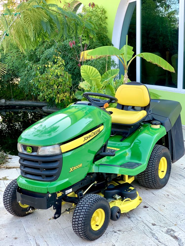 Tractoras de tuns iarba John deere Kawasaki V2 Funyirotraktor