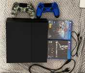 Playstation 4 с дисками и двумя джойстиками в хорошем состоянии