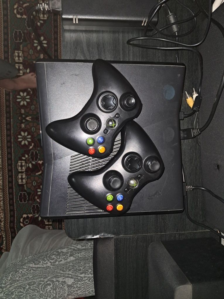 Срочно Продаётся Xbox 360 игравая консоль