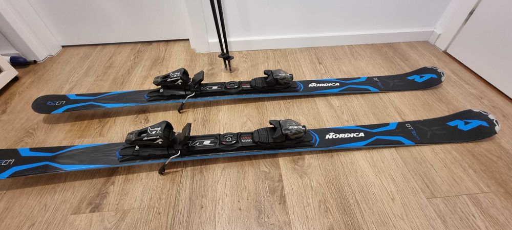 Vand echipamament ski (costum schi, skiuri, accesorii, clapari ski)