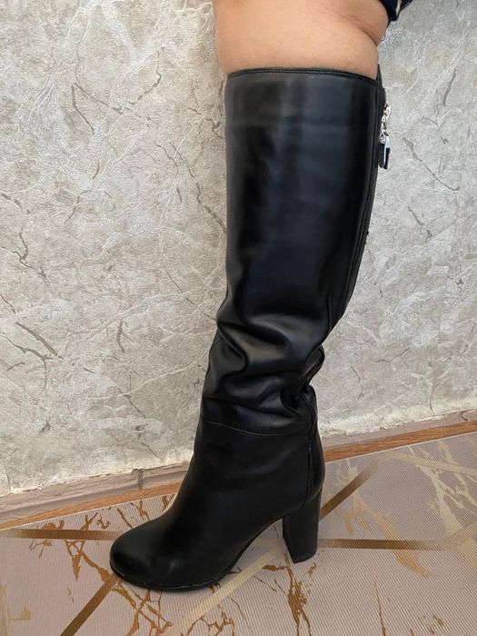 Кожаные сапоги на каблуке