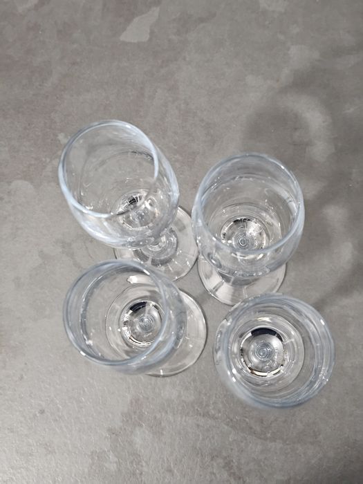 Vand Vand set de 4 pahare pentru şampanie.