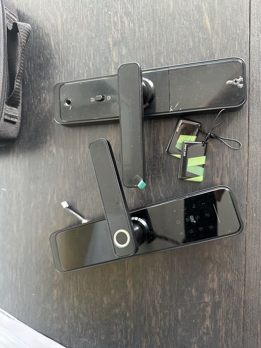 Yala smart inteligenta cu amprenta, card si ecran tactil