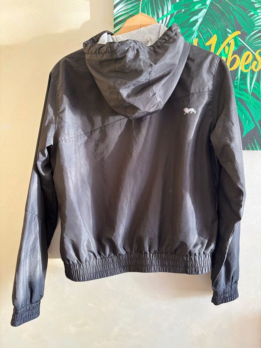 Спортно яке Lonsdale London- с качулка и акценти в розово