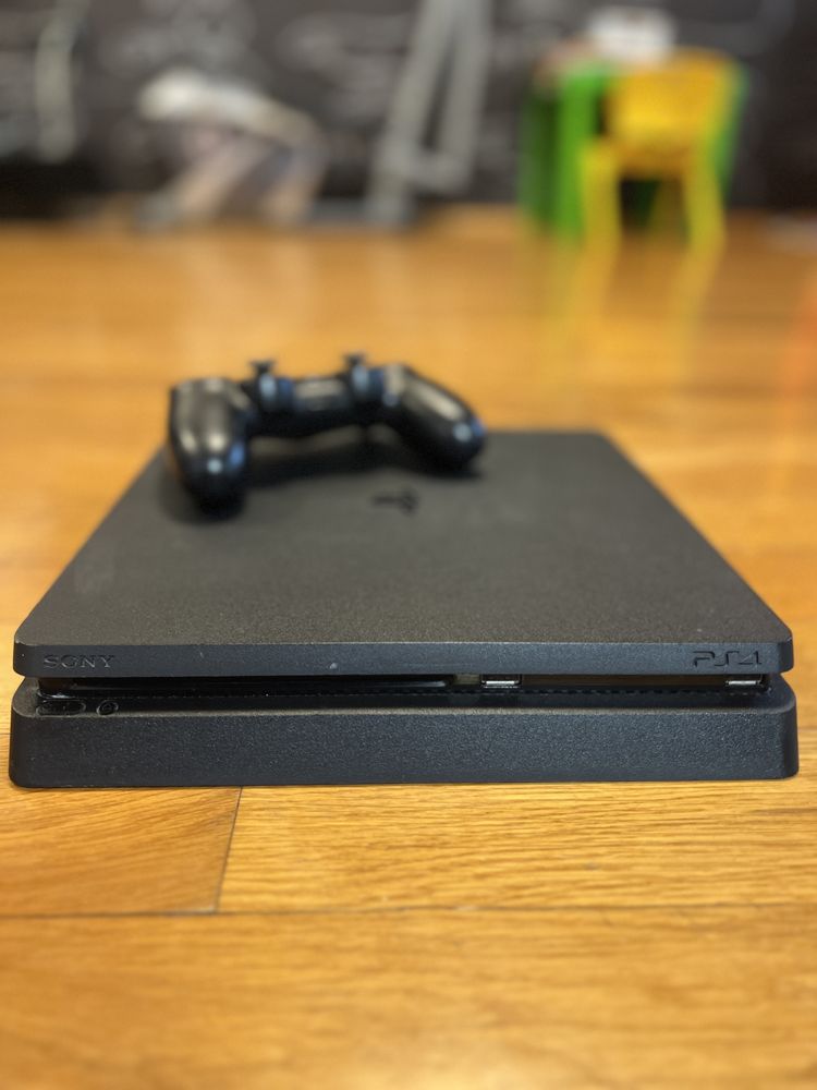 PlayStation 4 (Slim) 500GB +8 игри