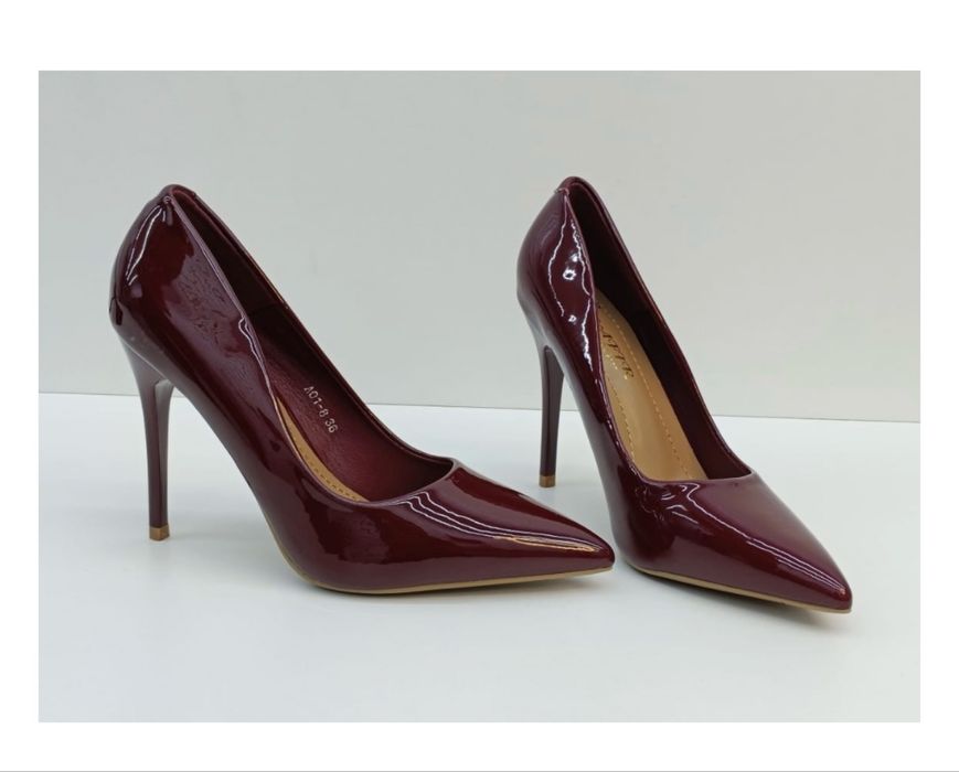 Туфли мен көйлек сатылады