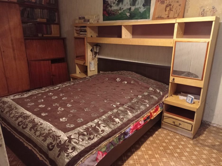 Подарю полки и тумбы над кроватью и матрас