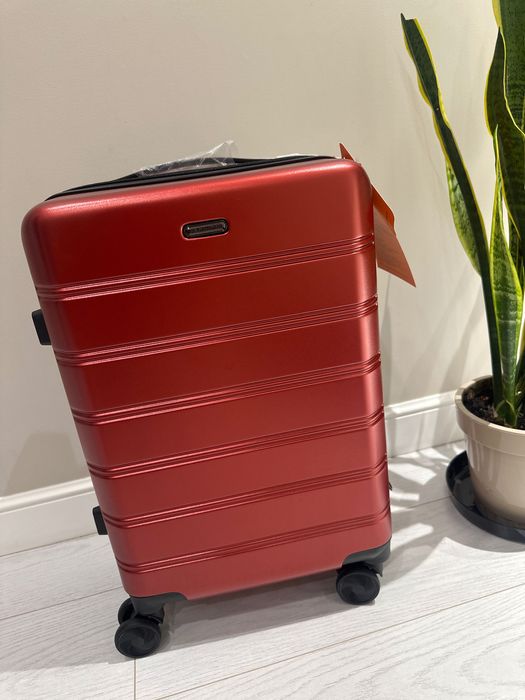 Продам новый чемодан