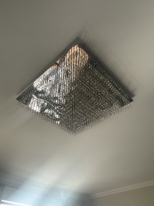 Люстры разные( в зал , спальню и кухню)