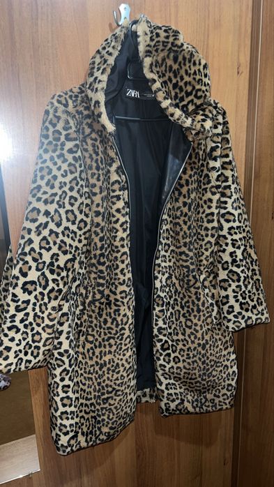 Geaca Blana Zara cu blanita lucioasa leopard