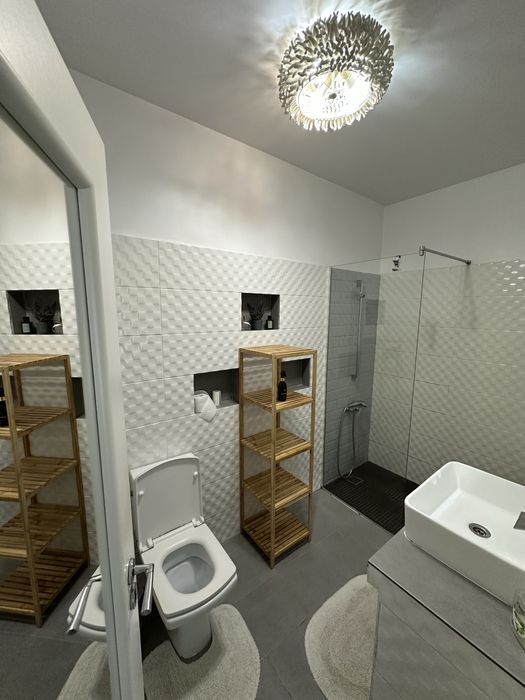 Apartament 3 camere + gradina 165 mp cu piscina + 2 parcari private