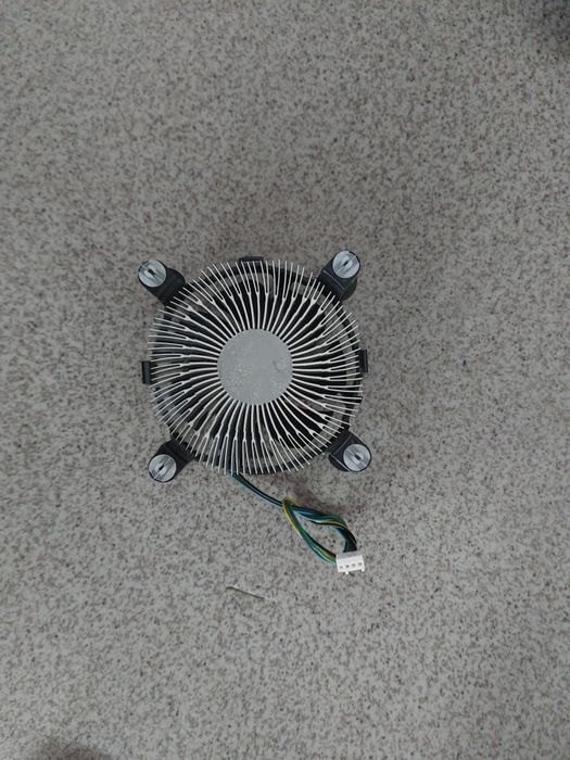 воздушный кулер для центрального процессора (CPU) от компании Intel.