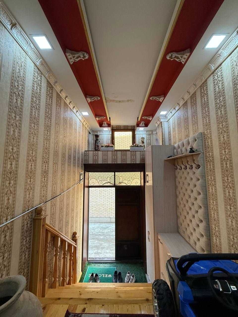 3 qavatli hovli ko‘plan jihozlari bilan birga sotiladi.