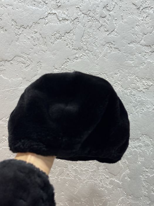 Берет  мутон,сезон зима,мягкая,цвет-чёрный,р-р регули-тся с 54 по 61.