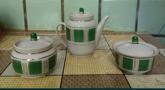 Чайник, сахарница,