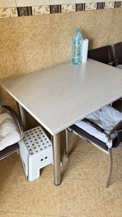 Set masa bucatarie + 3 scaune piele + perne