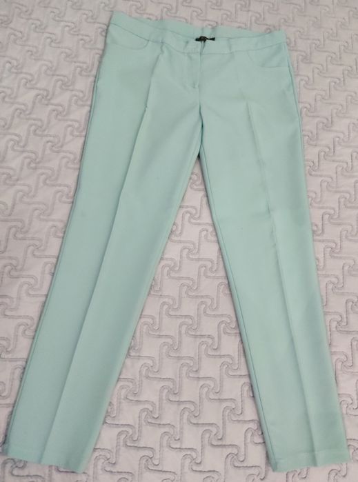 Продаются женские капри ментолового цвета размер 48. Ткань стрейчевая.