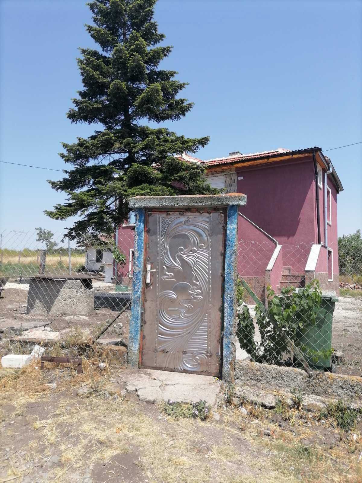Двуетажна къща в село Сламино
