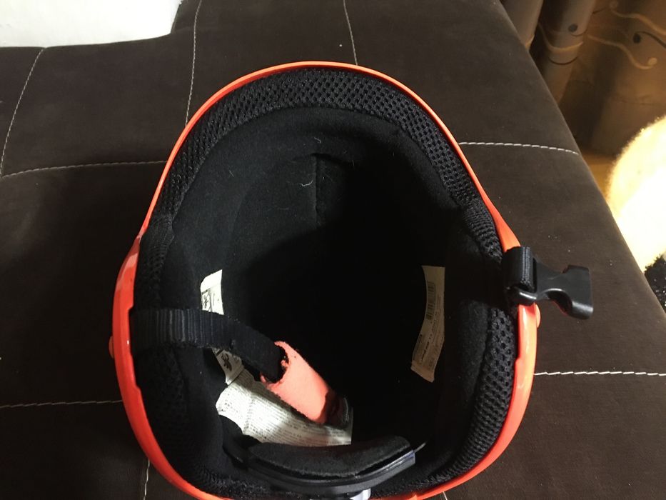 Скиорска каска- почти нова