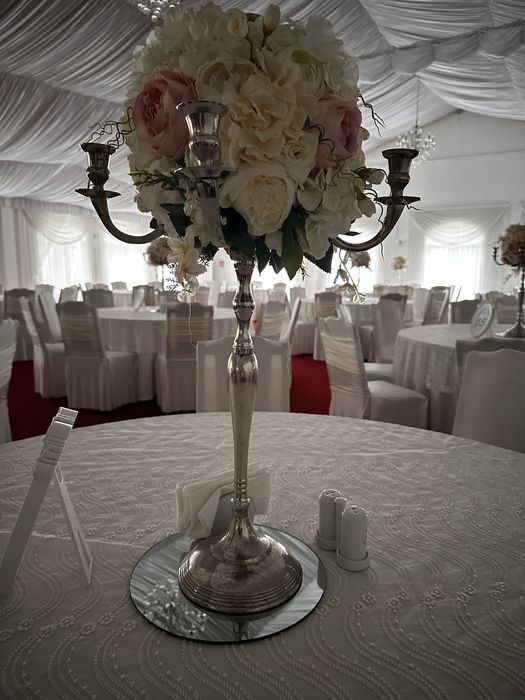 Sfesnic cu aranjamentul floral inclus