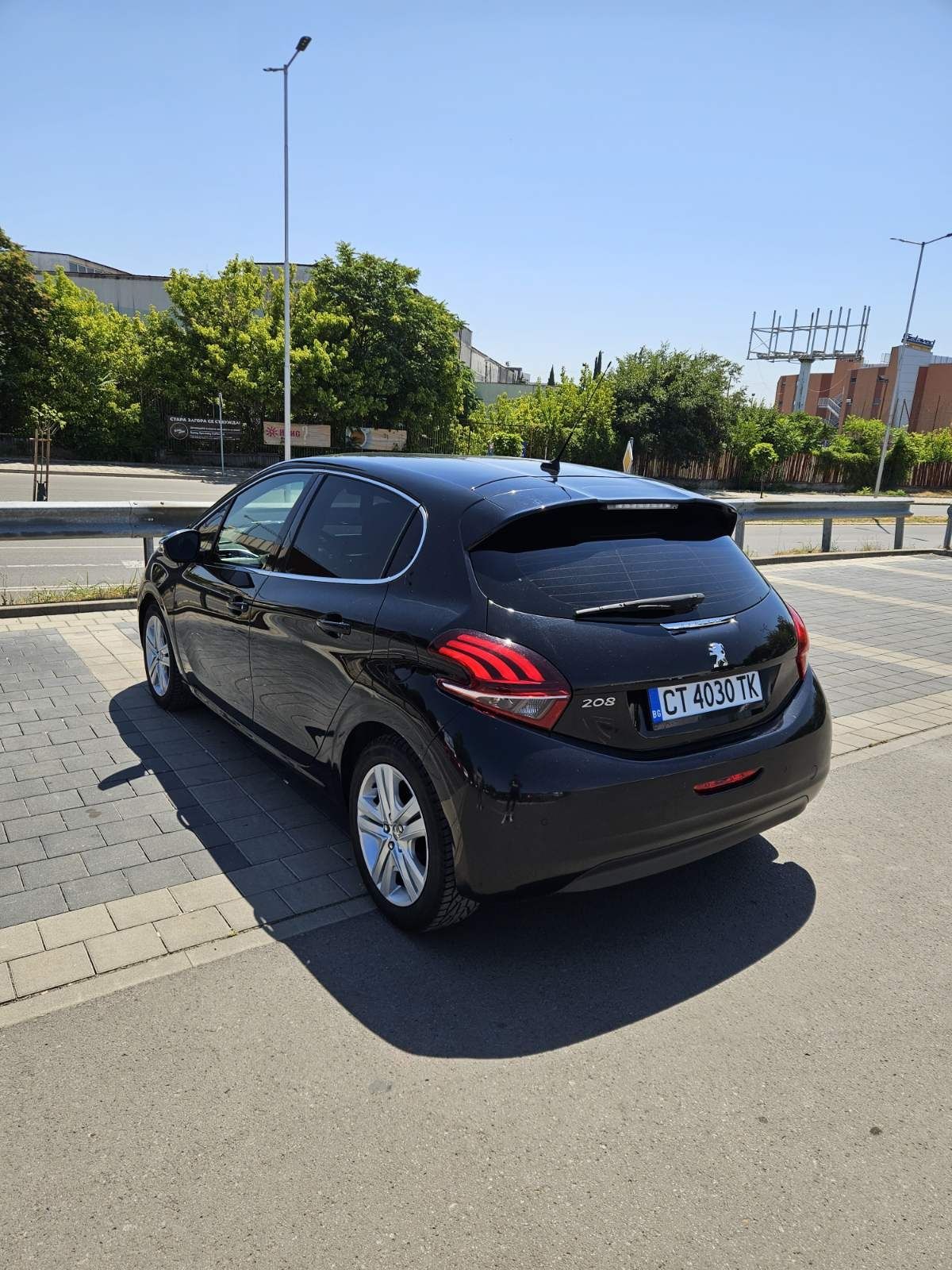 Продавам Peugeot 208