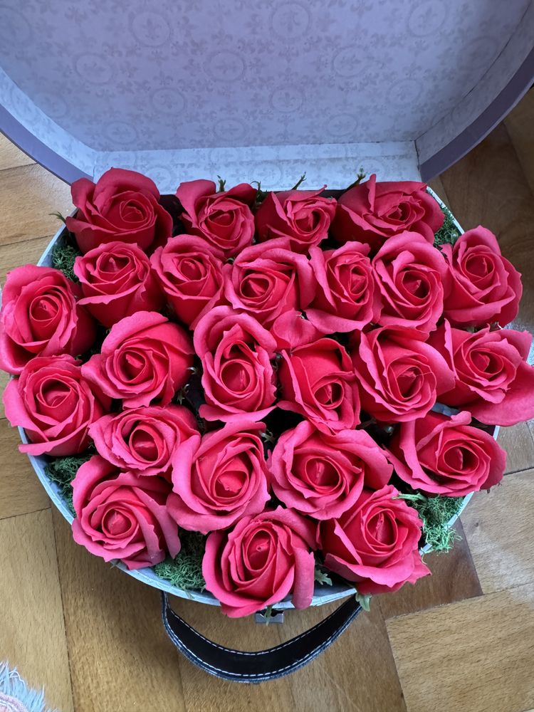 Cutie cadou cu trandafiri rosii de sapun