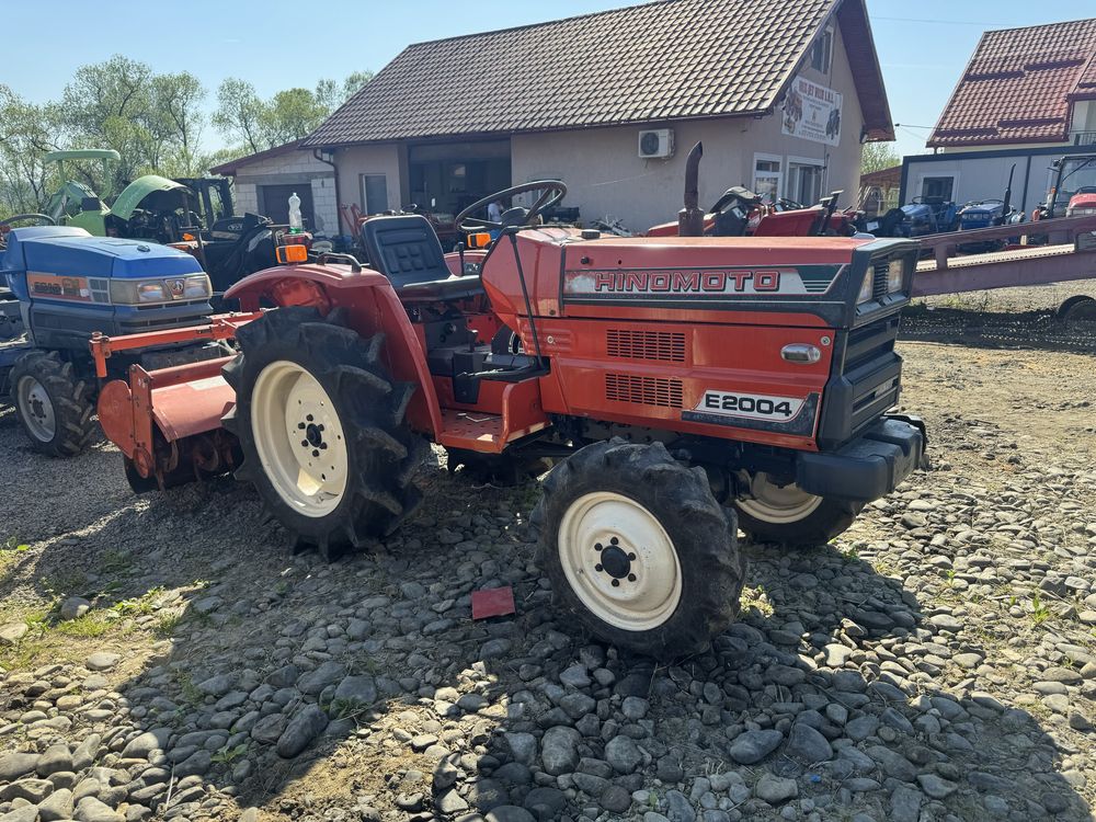 Tractor japonez Tractoras Japknez Hinomoto E 2004