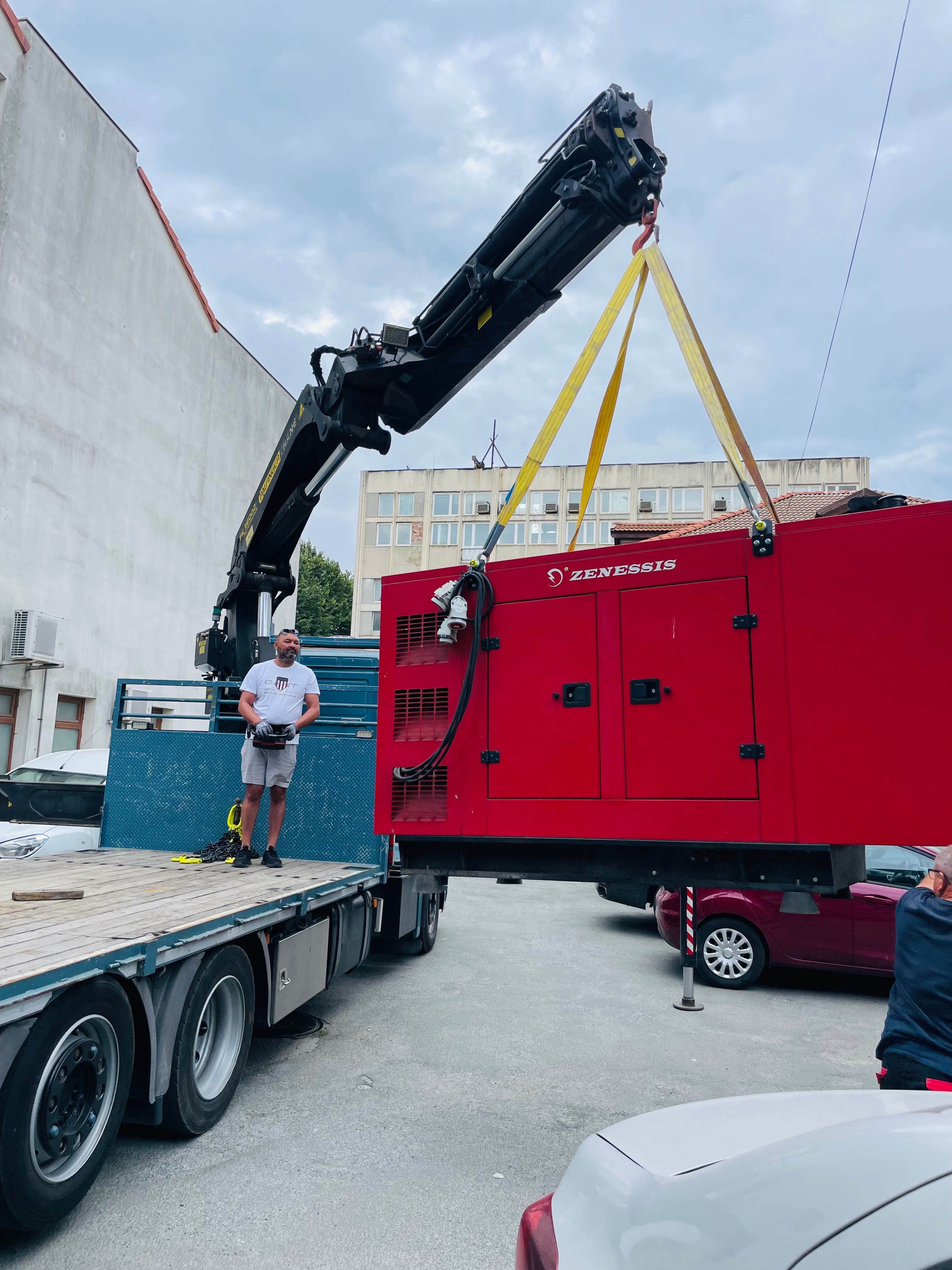 Camion cu macara de inchiriat