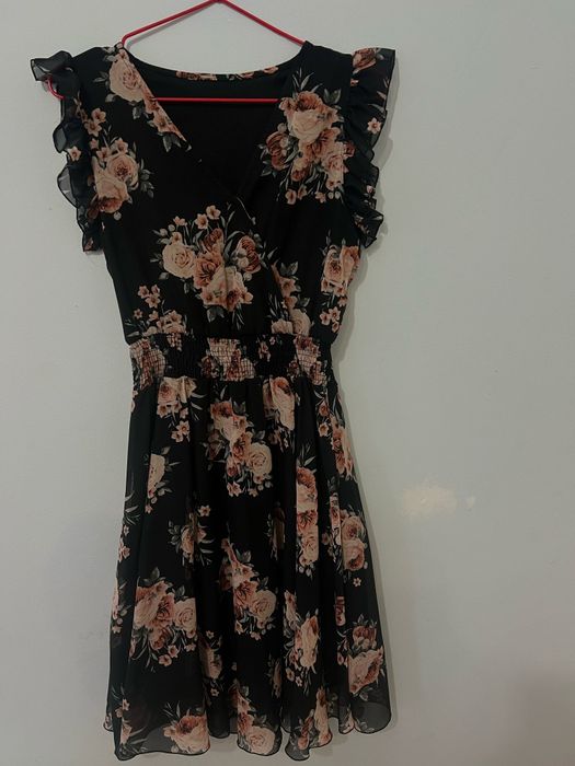 Черна рокля с цветя