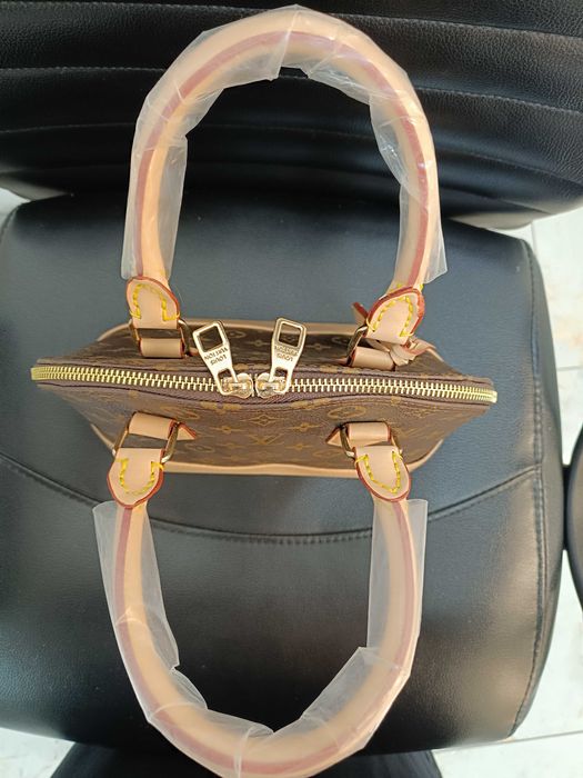 Дамска чанта на моден бранд.