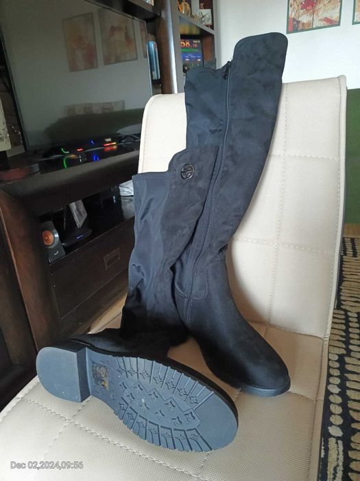 Cizme de dama din piele intoarsa.