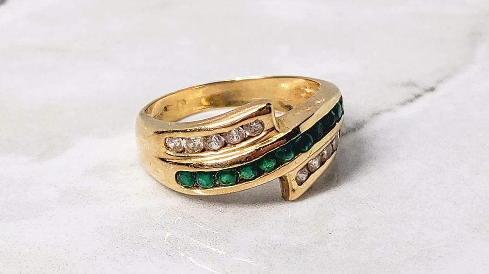 Inel de tip bypass din aur galben de 14K, cu zirconii verzi