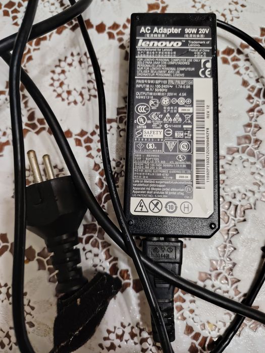 Адаптер за лаптоп LENOVO с включен захранващ кабел