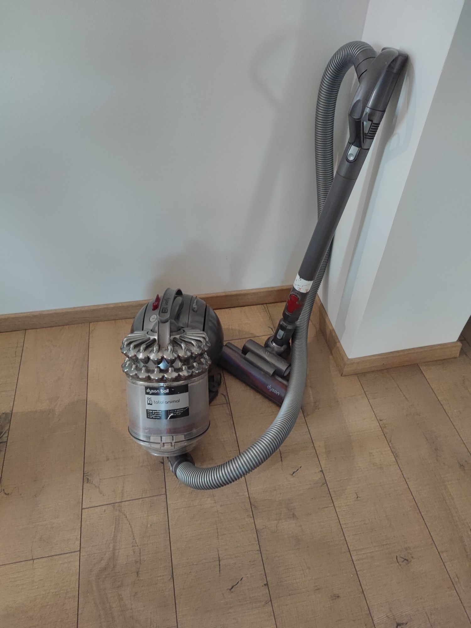 Aspirator Dyson DC 52 Ball bila cu perie rotativa