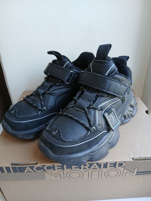 Продам детские утеплённые  кроссовки 33 размер33 ра