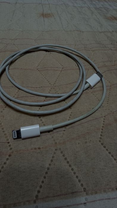 Оригинален lightning кабел и адаптер Apple