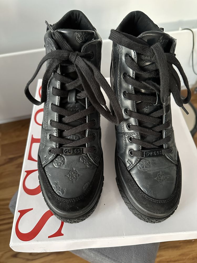 Обувки с платформа Guess