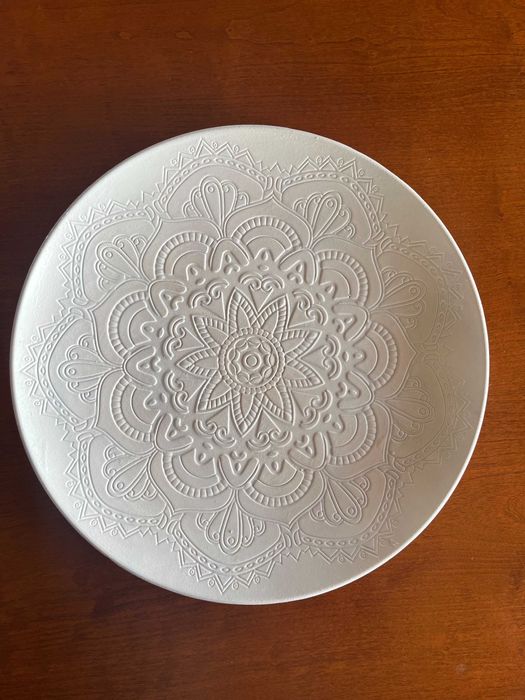 Бяла метална арка с червени рози и друга сватбена украса